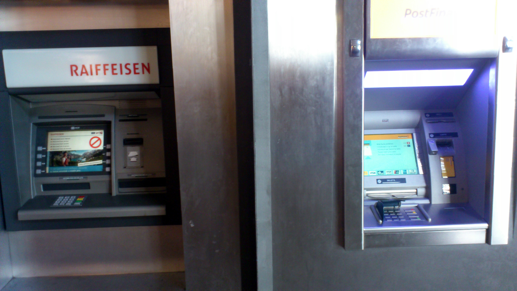 Distributeurs à 20m. de l'Office de poste, à l'intérieur de la Gare de Lausanne