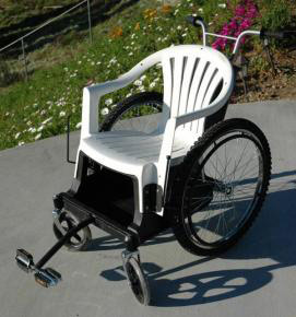remorque avec fauteuil de plage, oui mais fauteuil roulant de fortune