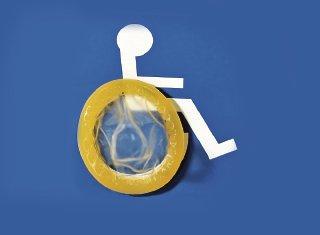 Preservatif comme roue de fauteuil