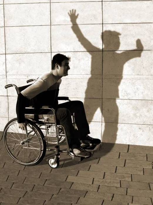 Un homme en fauteuil avec une ombre debout - Il y a le Handicap... et il y a l'Homme derrire
