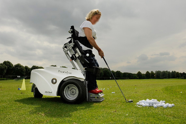 Joueuse de golf en fauteuil electrique