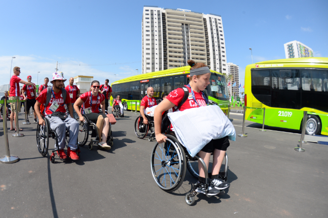 Les athltes arrivant au village paralympique de Rio 2016