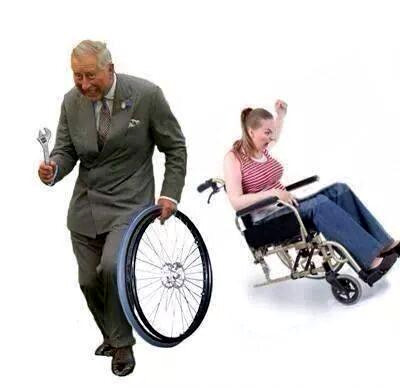 Montage ou dmontage, le prince Charles vole une roue de fauteuil roulant...