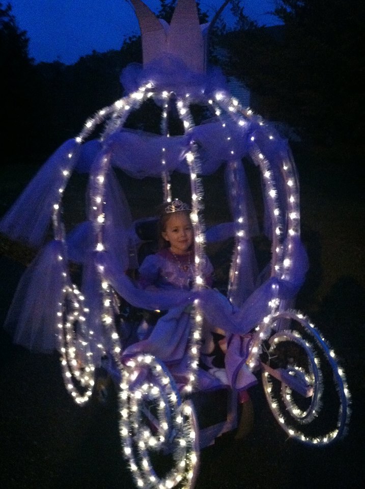 Une princesse dans sa carosse ? Pas de panique, ce n'est qu'un dguisement de fauteuil roulant...