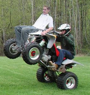 Dlirant... Un quad avec un fauteuil roulant accol au guidon - auteur : TheJEDI