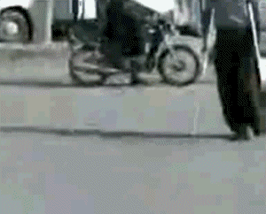 Moi pauvre handicapé à mobilité réduite.. mais qui court pour éviter la voiture Moi pauvre handicapé à mobilité réduite.. mais qui court pour éviter la voiture