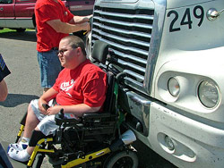 Fauteuil roulant accroché et poussé par un camion Fauteuil roulant accroché et poussé par un camion