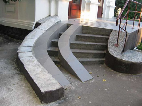 Encore quelques trsors d'architecture parmi les pire rampes d'accs jamais construites... avec une rampe qui fait un virage et donne le tournis !